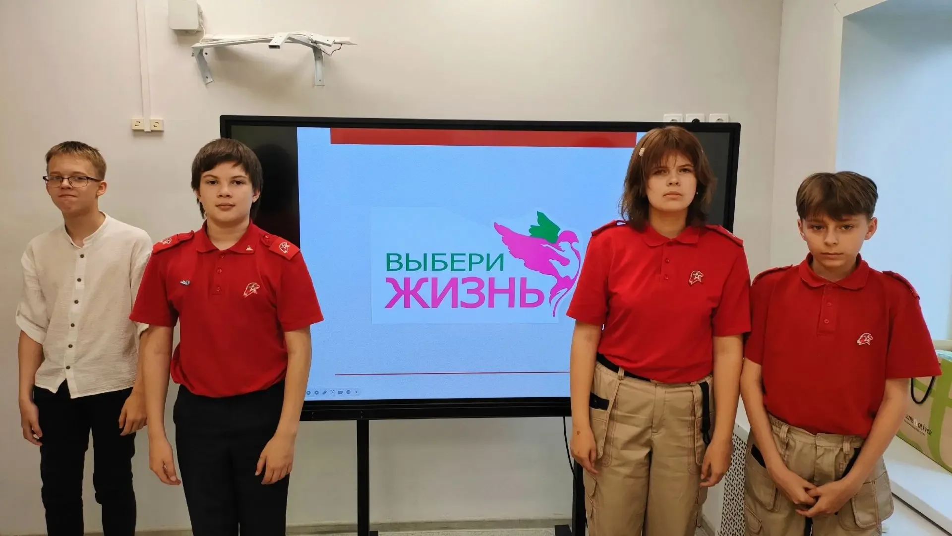 📍 Сегодня в 6 «В» классе прошел классный час «Мы выбираем жизнь!».  На встрече ребята обсудили, как 