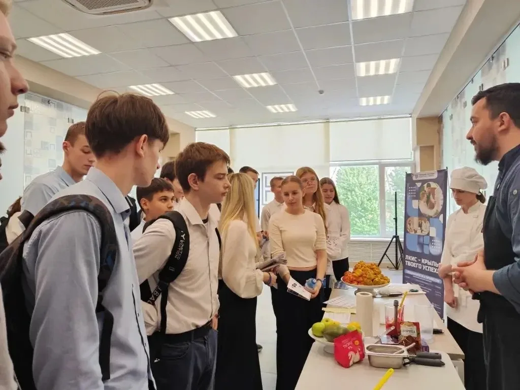 🎓 Ученики 8 «Б» класса посетили региональный фестиваль «Горизонты возможностей», где познакомились с