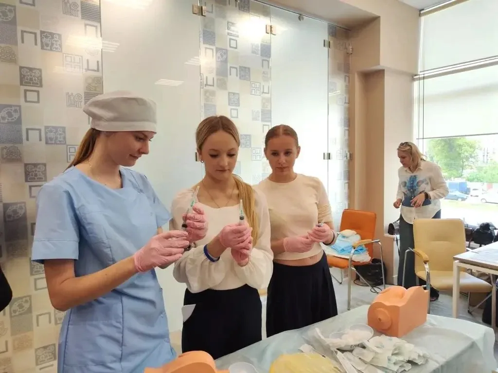 🎓 Ученики 8 «Б» класса посетили региональный фестиваль «Горизонты возможностей», где познакомились с