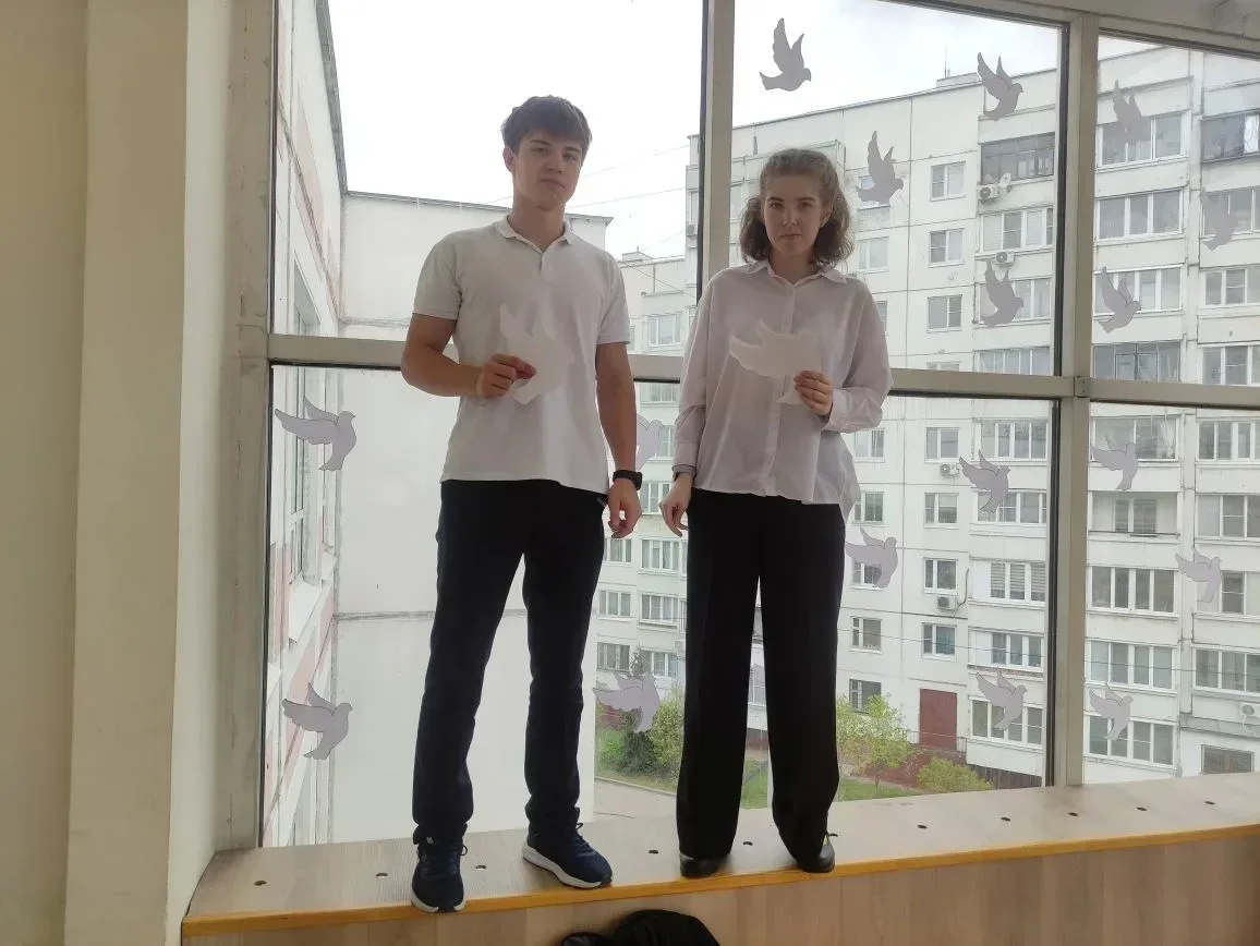 🕊️ Наша школа присоединилась к всероссийской акции «Окна Победы»!  Активисты «Движения Первых» и вол