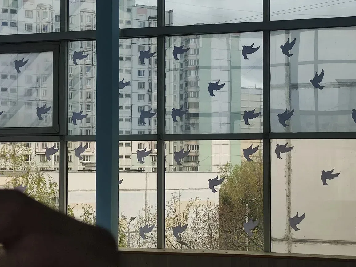 🕊️ Наша школа присоединилась к всероссийской акции «Окна Победы»!  Активисты «Движения Первых» и вол