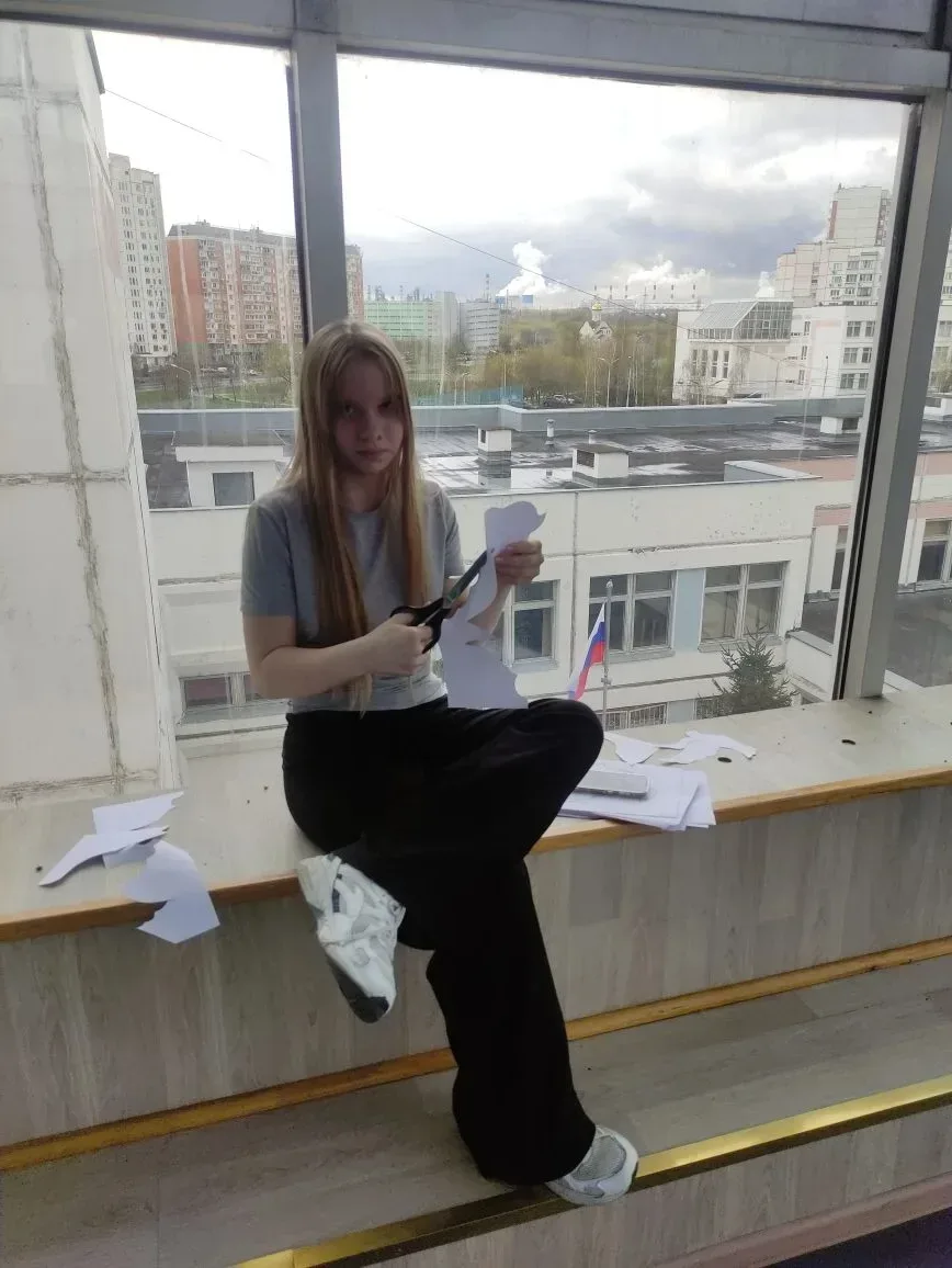 🕊️ Наша школа присоединилась к всероссийской акции «Окна Победы»!  Активисты «Движения Первых» и вол