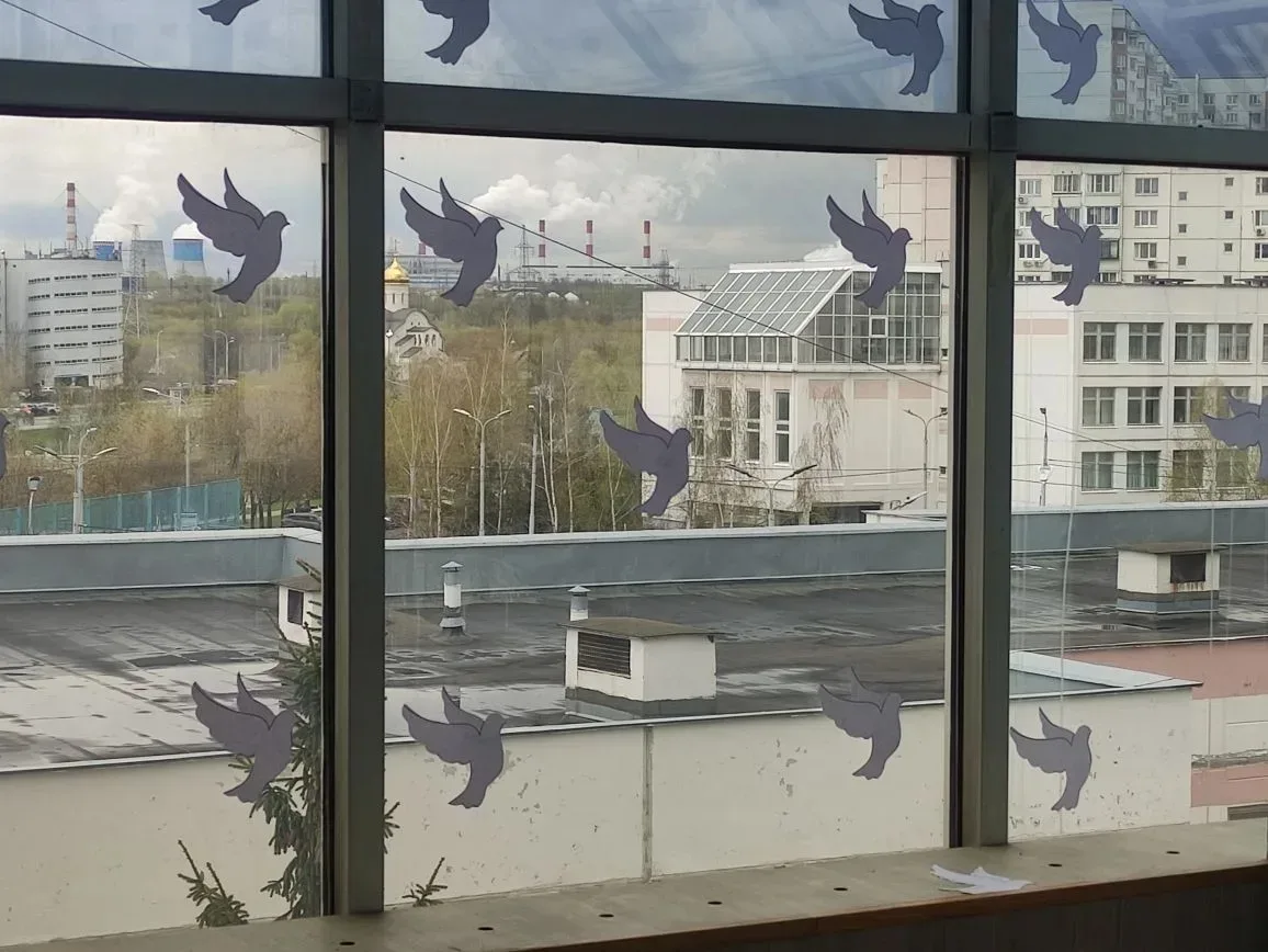 🕊️ Наша школа присоединилась к всероссийской акции «Окна Победы»!  Активисты «Движения Первых» и вол