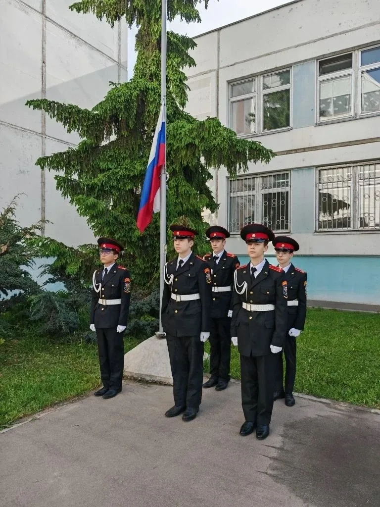 🇷🇺 Торжественная линейка и события наступающей недели  Сегодня в нашей школе прошла торжественная ли