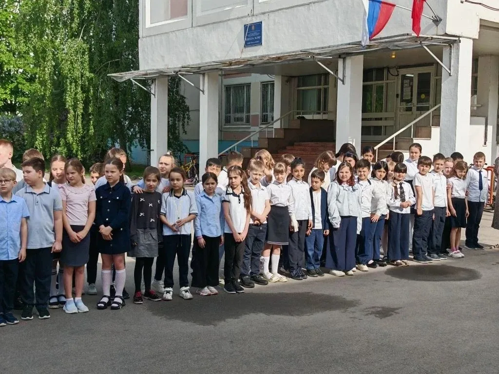 🇷🇺 Торжественная линейка и события наступающей недели  Сегодня в нашей школе прошла торжественная ли