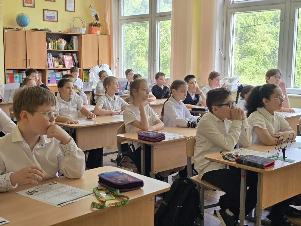 🇷🇺 Заглянули в гости к младшим классам на «Разговоре о важном»  🤲 Сегодня мы отправились в 2 «З» и 3