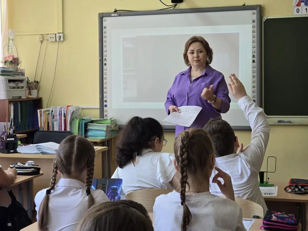 🇷🇺 Заглянули в гости к младшим классам на «Разговоре о важном»  🤲 Сегодня мы отправились в 2 «З» и 3