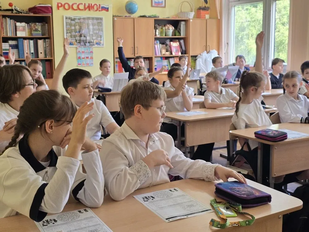 🇷🇺 Заглянули в гости к младшим классам на «Разговоре о важном»  🤲 Сегодня мы отправились в 2 «З» и 3