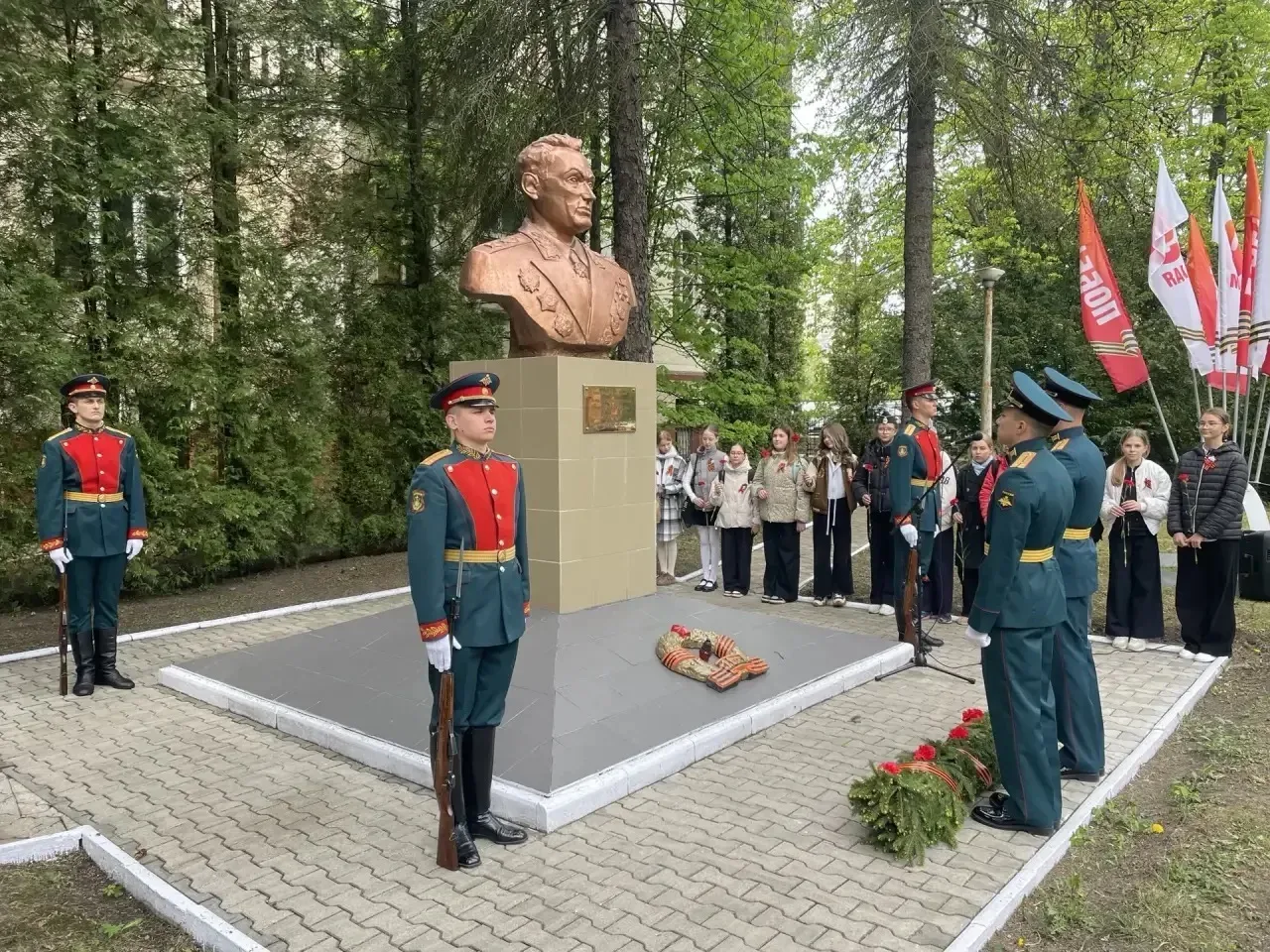 Сегодня ученики 5-Э класса приняли участие в традиционном возложении цветов к памятникам командующих