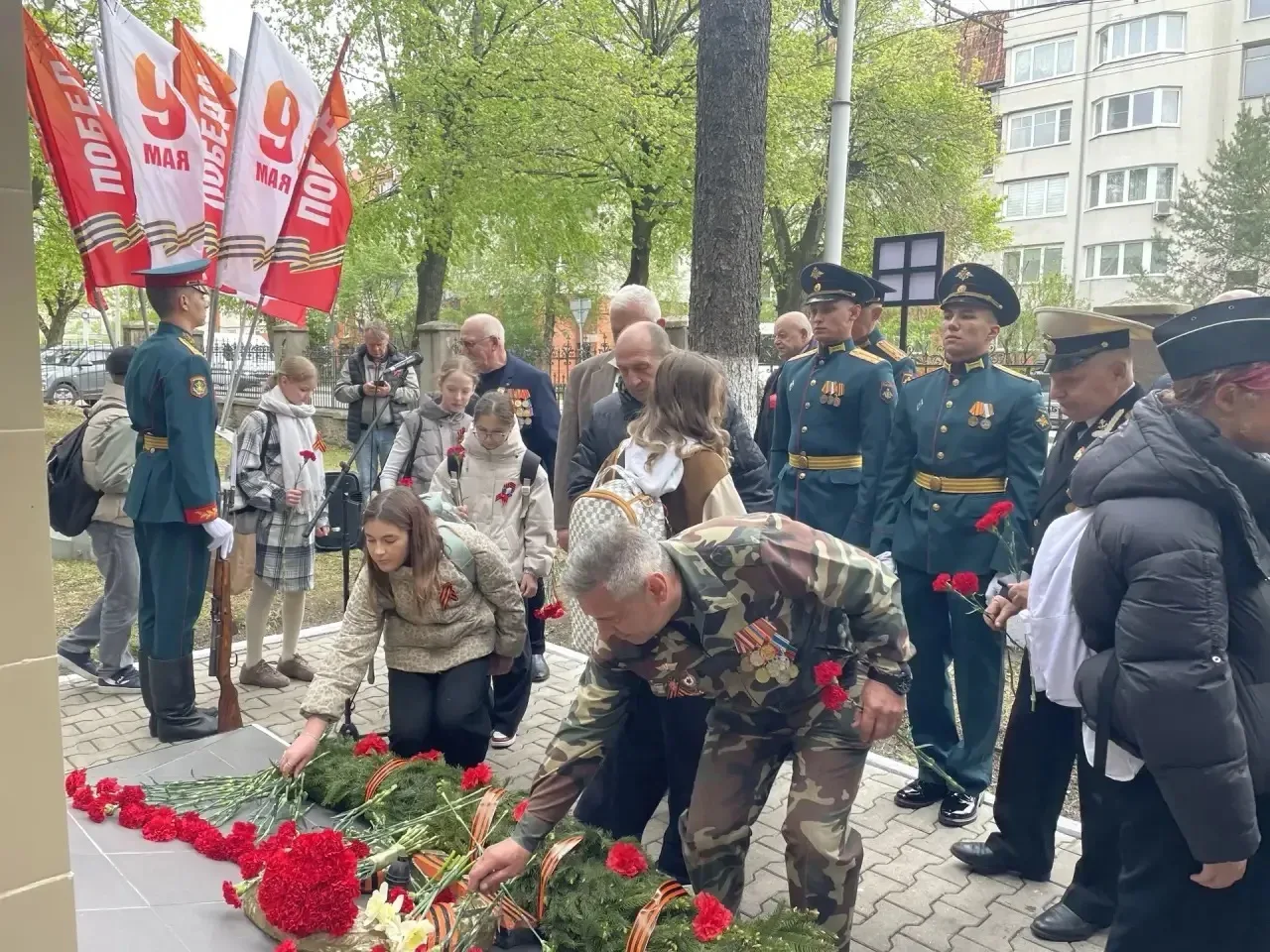 Сегодня ученики 5-Э класса приняли участие в традиционном возложении цветов к памятникам командующих