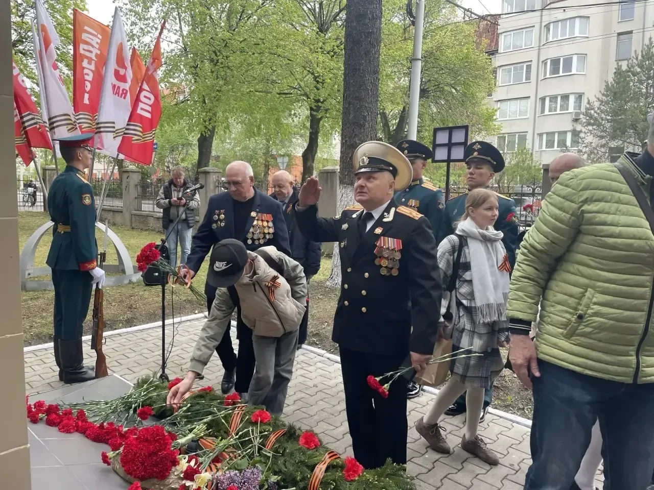 Сегодня ученики 5-Э класса приняли участие в традиционном возложении цветов к памятникам командующих