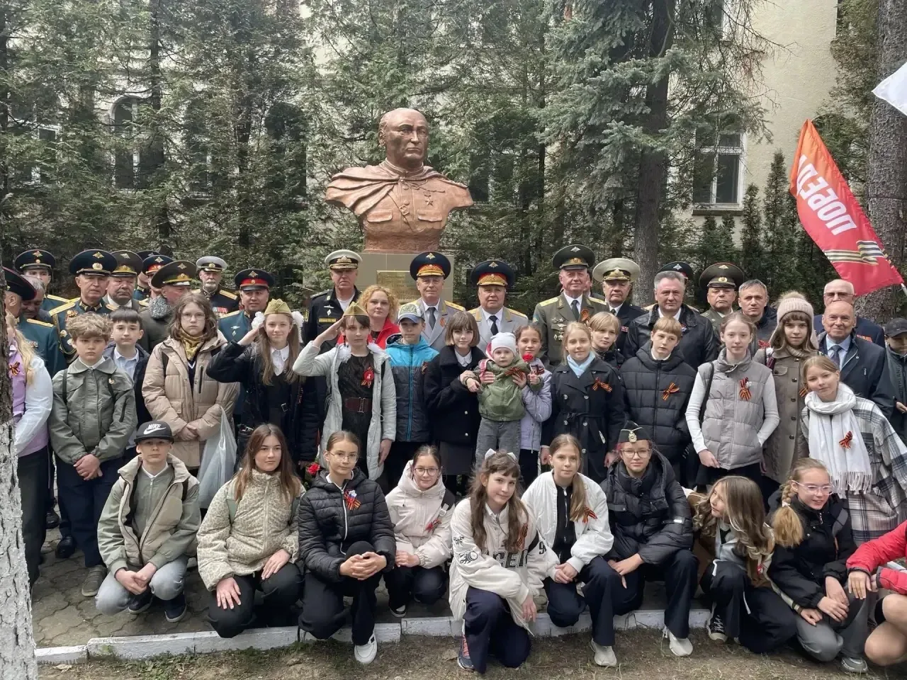 Сегодня ученики 5-Э класса приняли участие в традиционном возложении цветов к памятникам командующих