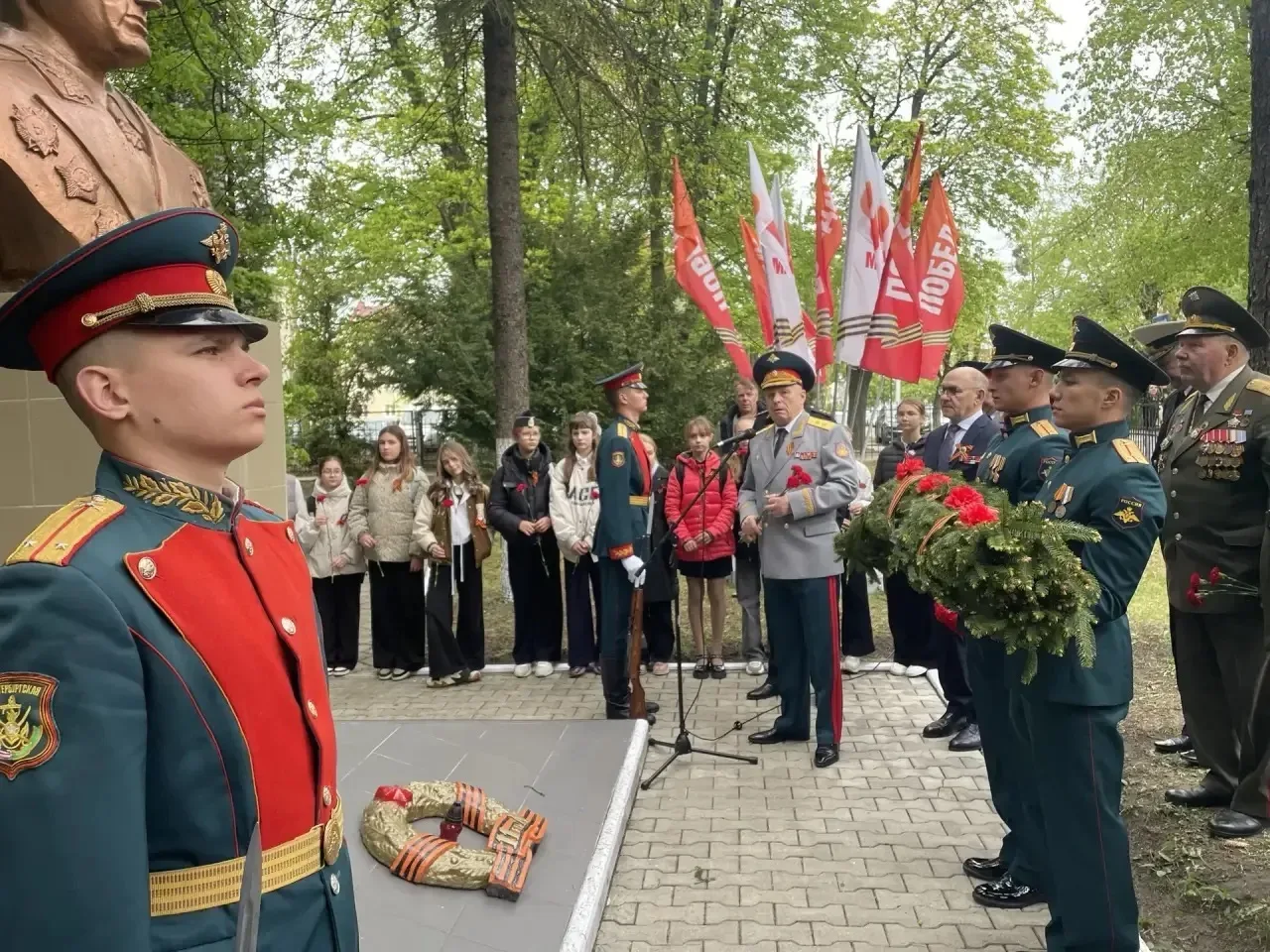 Сегодня ученики 5-Э класса приняли участие в традиционном возложении цветов к памятникам командующих