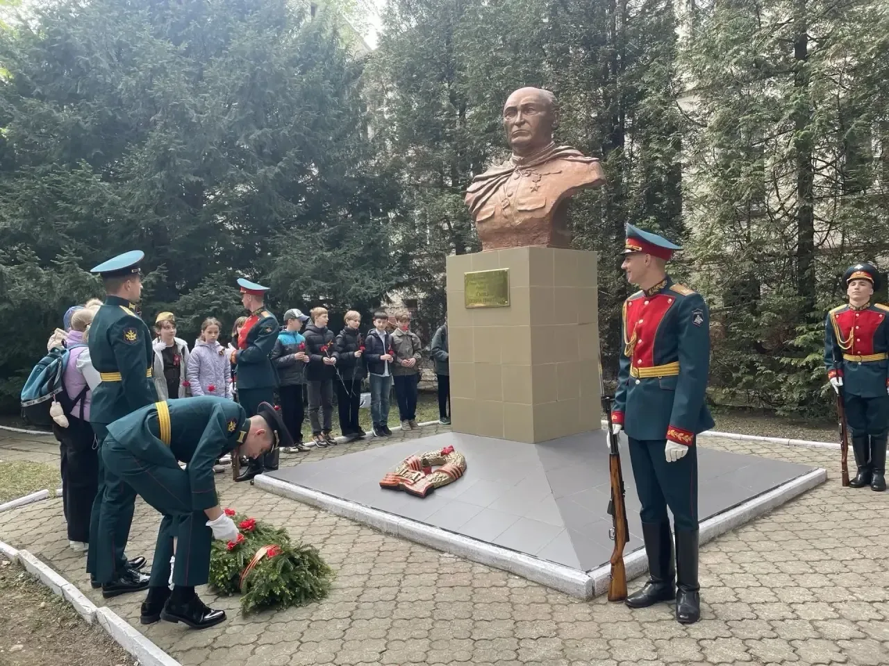 Сегодня ученики 5-Э класса приняли участие в традиционном возложении цветов к памятникам командующих