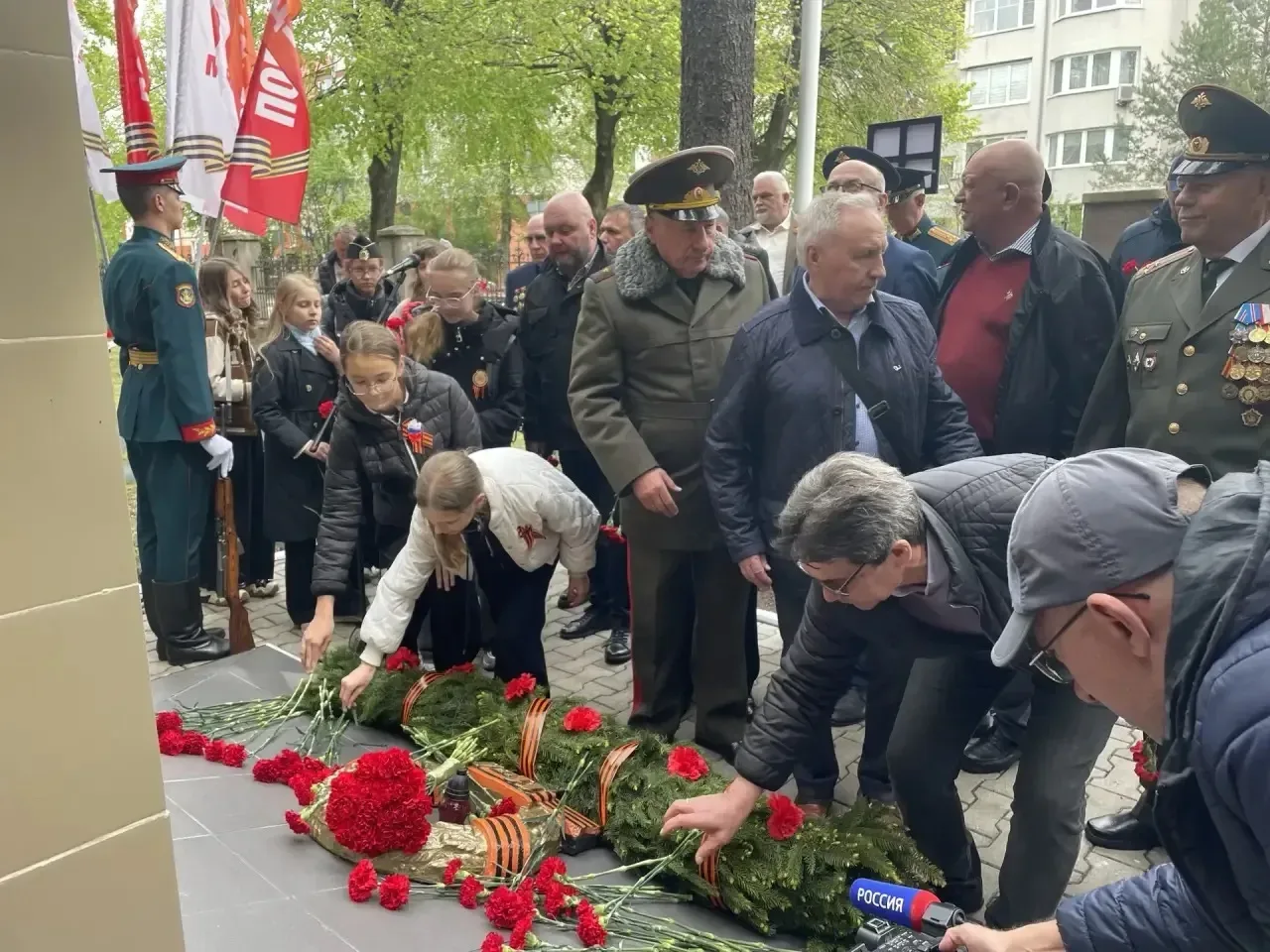 Сегодня ученики 5-Э класса приняли участие в традиционном возложении цветов к памятникам командующих