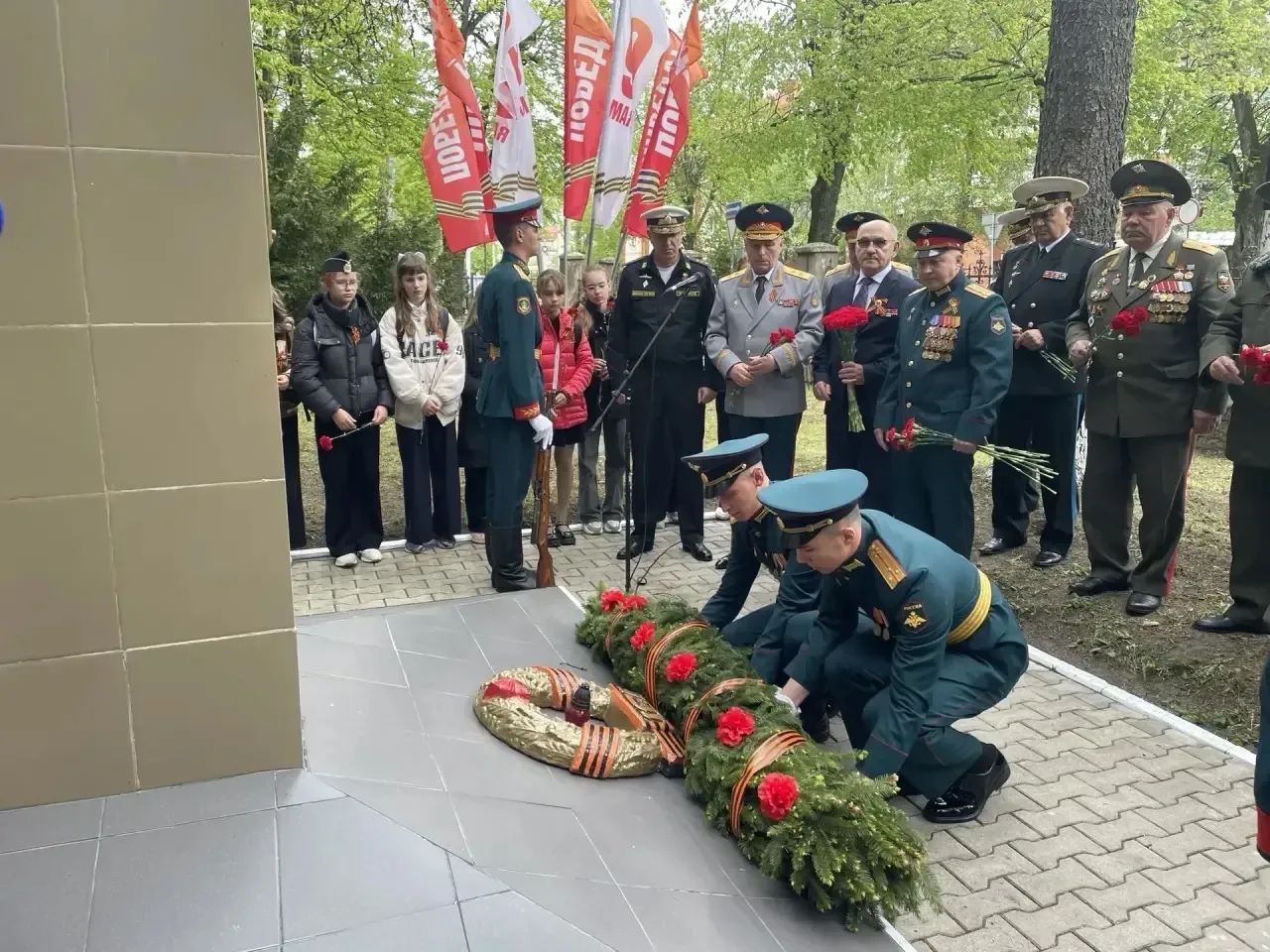 Сегодня ученики 5-Э класса приняли участие в традиционном возложении цветов к памятникам командующих