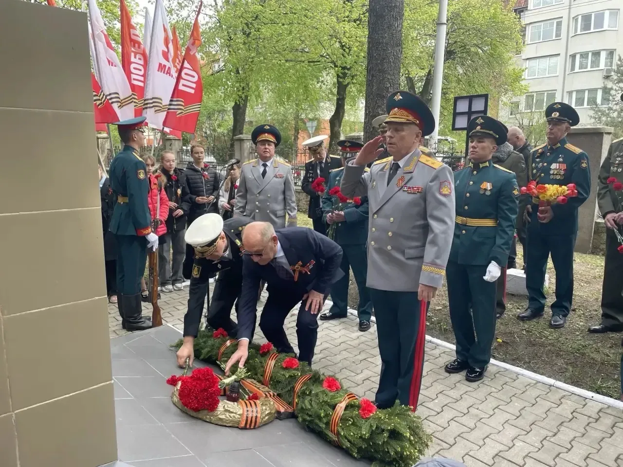 Сегодня ученики 5-Э класса приняли участие в традиционном возложении цветов к памятникам командующих