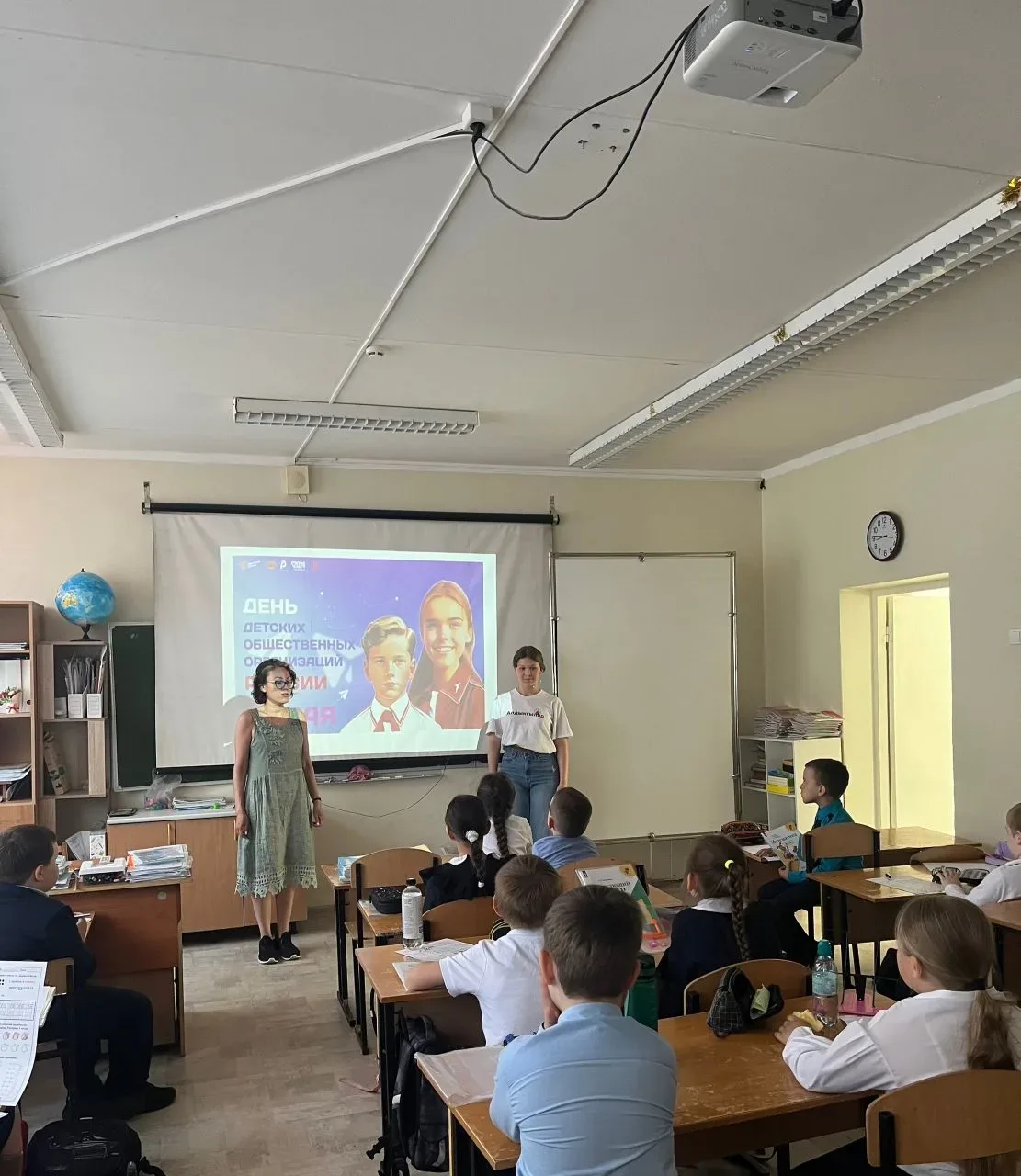 Сегодня в 1 «В» классе прошло познавательное мероприятие, приуроченное ко Дню детских общественных о