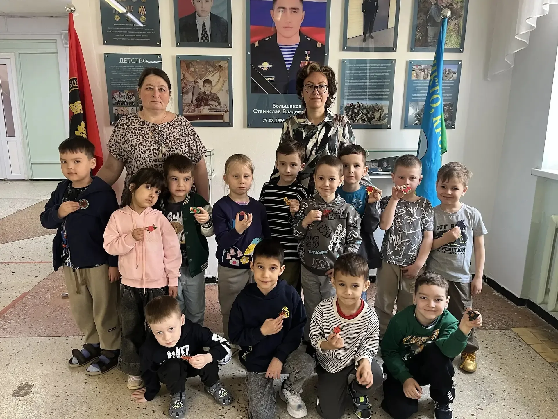 Советник директора по воспитанию и учитель технологии Альбина Ренатовна тепло встретили воспитаннико