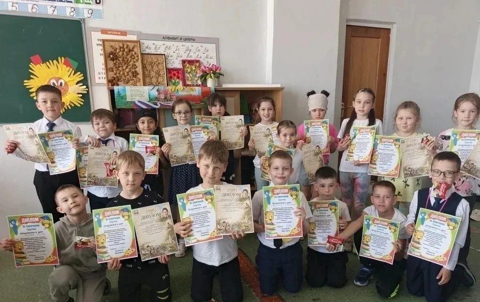 «Прощай, ПРОДЛЕНКА!»  Дорогие мои ученики! Уважаемые родители! Кажется, совсем недавно, мы с вами вс