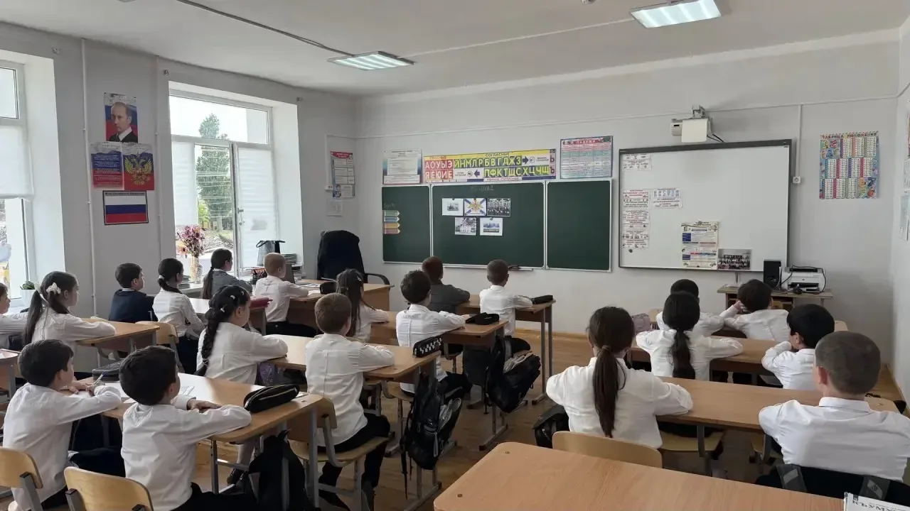 Классная  руководительница 3 «В» класса Абзагирова У. Б. провела для учеников патриотический классны