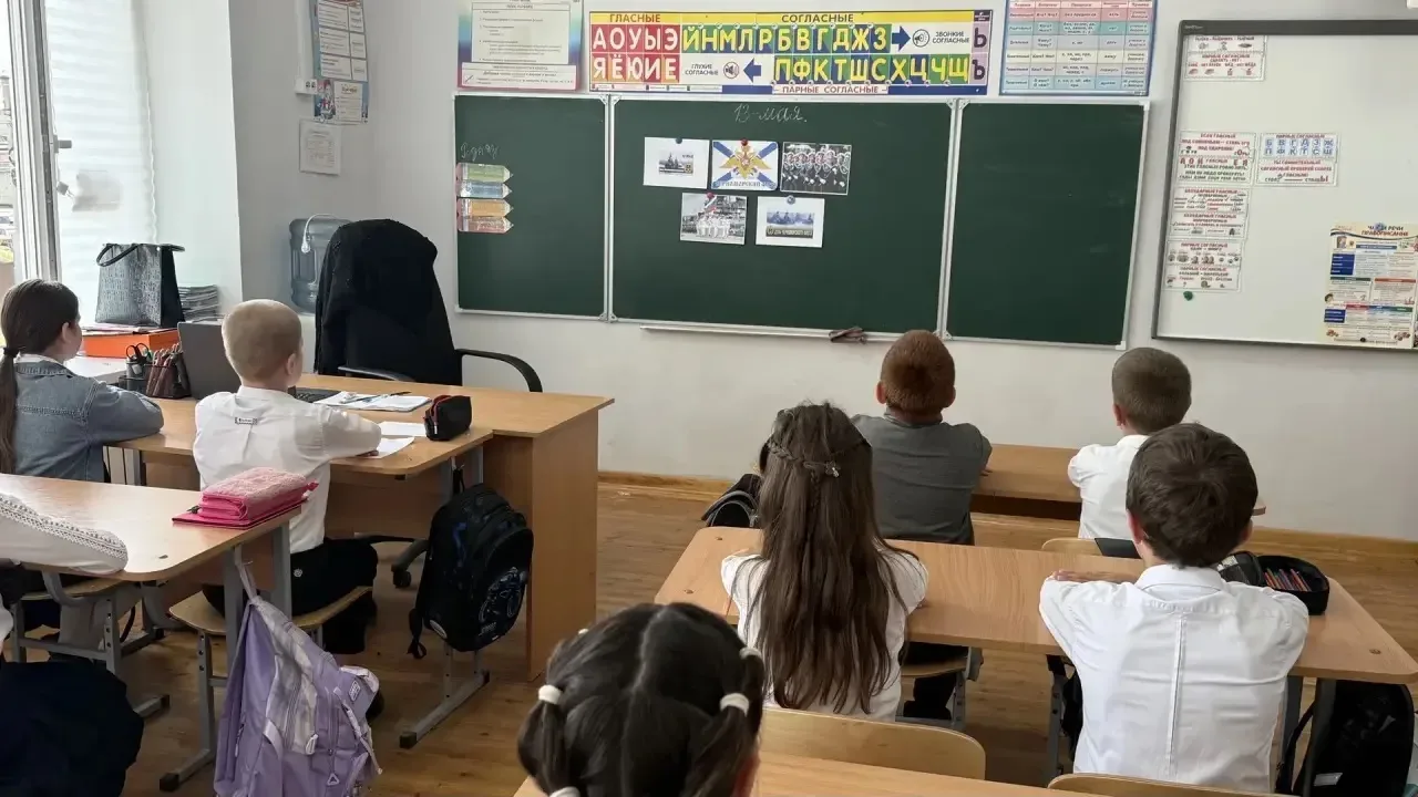 Классная  руководительница 3 «В» класса Абзагирова У. Б. провела для учеников патриотический классны