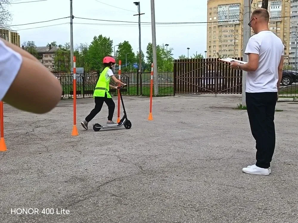 Ученики 3 в класса с руководителем отряда Юных инспекторов дорожного движения  Мырзиной Ольгой  Нико