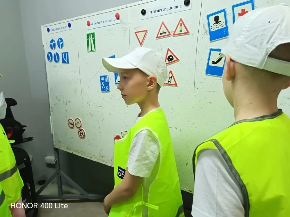 Ученики 3 в класса с руководителем отряда Юных инспекторов дорожного движения  Мырзиной Ольгой  Нико