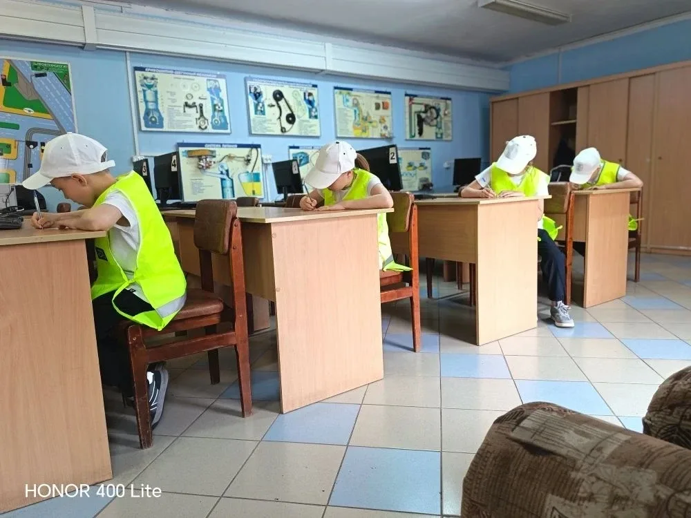 Ученики 3 в класса с руководителем отряда Юных инспекторов дорожного движения  Мырзиной Ольгой  Нико