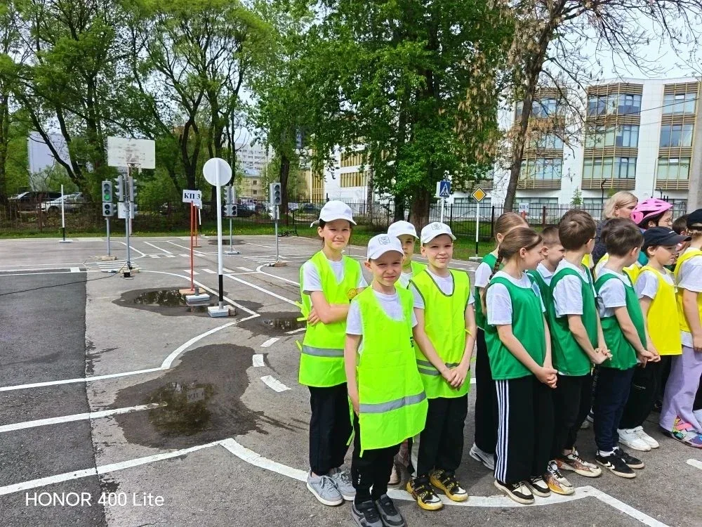 Ученики 3 в класса с руководителем отряда Юных инспекторов дорожного движения  Мырзиной Ольгой  Нико
