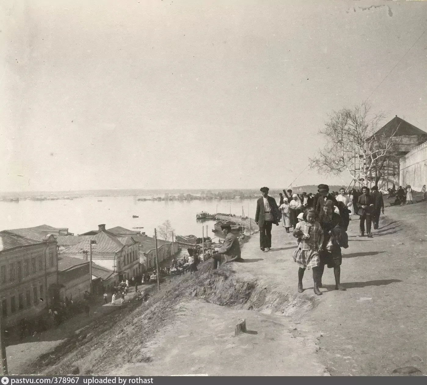 Хроника казанского наводнения 1926 года.   В начале мая "Красная Татария" (выпуск от 1 мая) фиксируе
