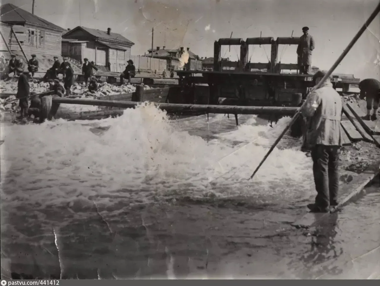 Хроника казанского наводнения 1926 года.   В начале мая "Красная Татария" (выпуск от 1 мая) фиксируе