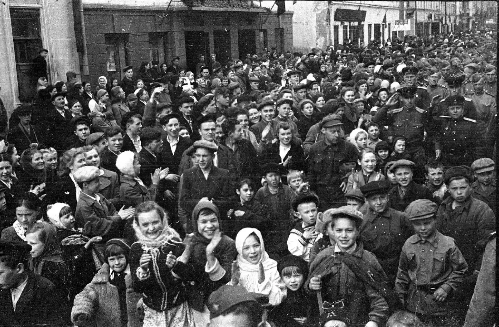 Как праздновали День Победы в Казани в 1945 году?  О капитуляции Германии объявили по радио в ночь с
