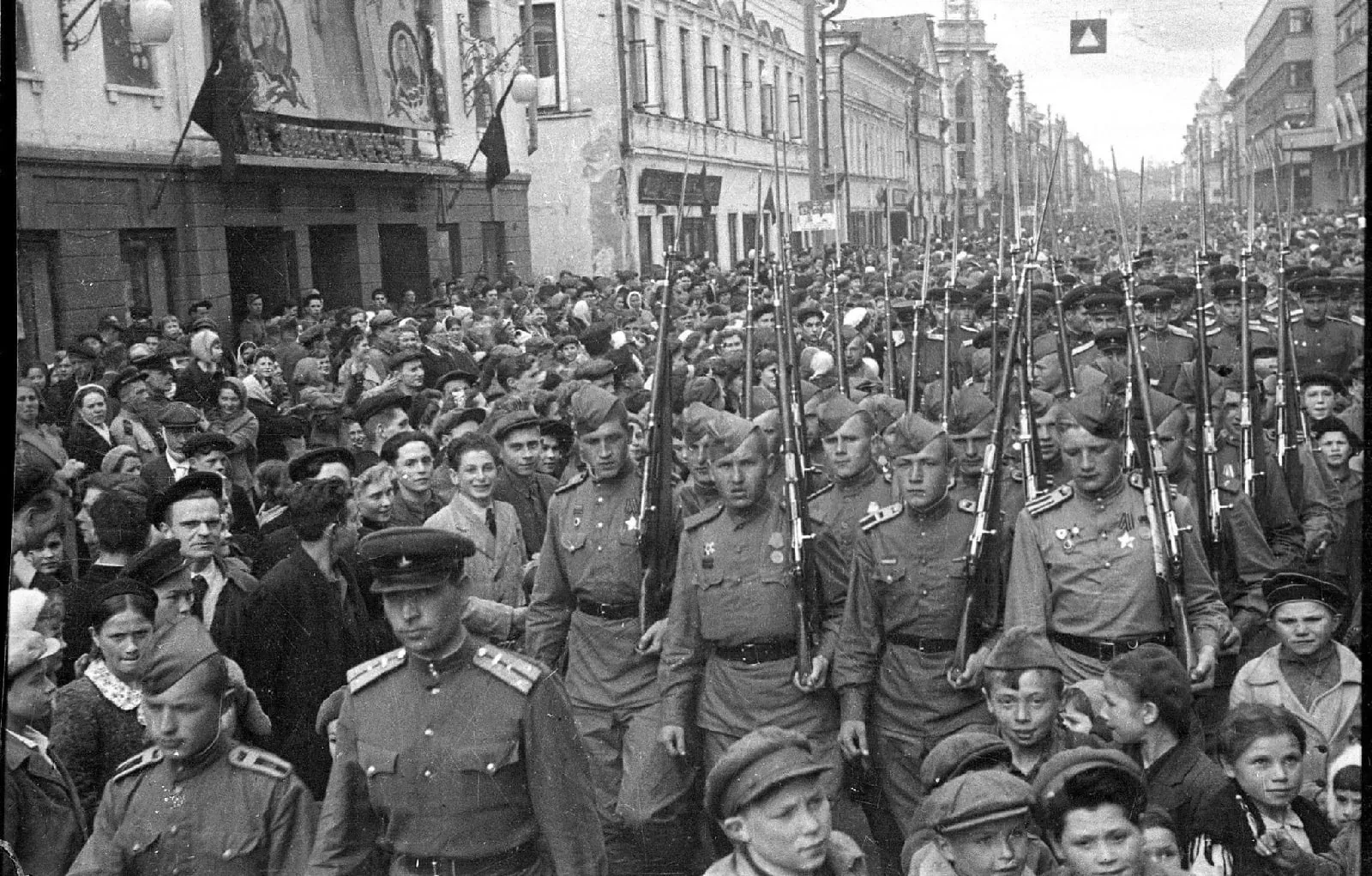 Как праздновали День Победы в Казани в 1945 году?  О капитуляции Германии объявили по радио в ночь с