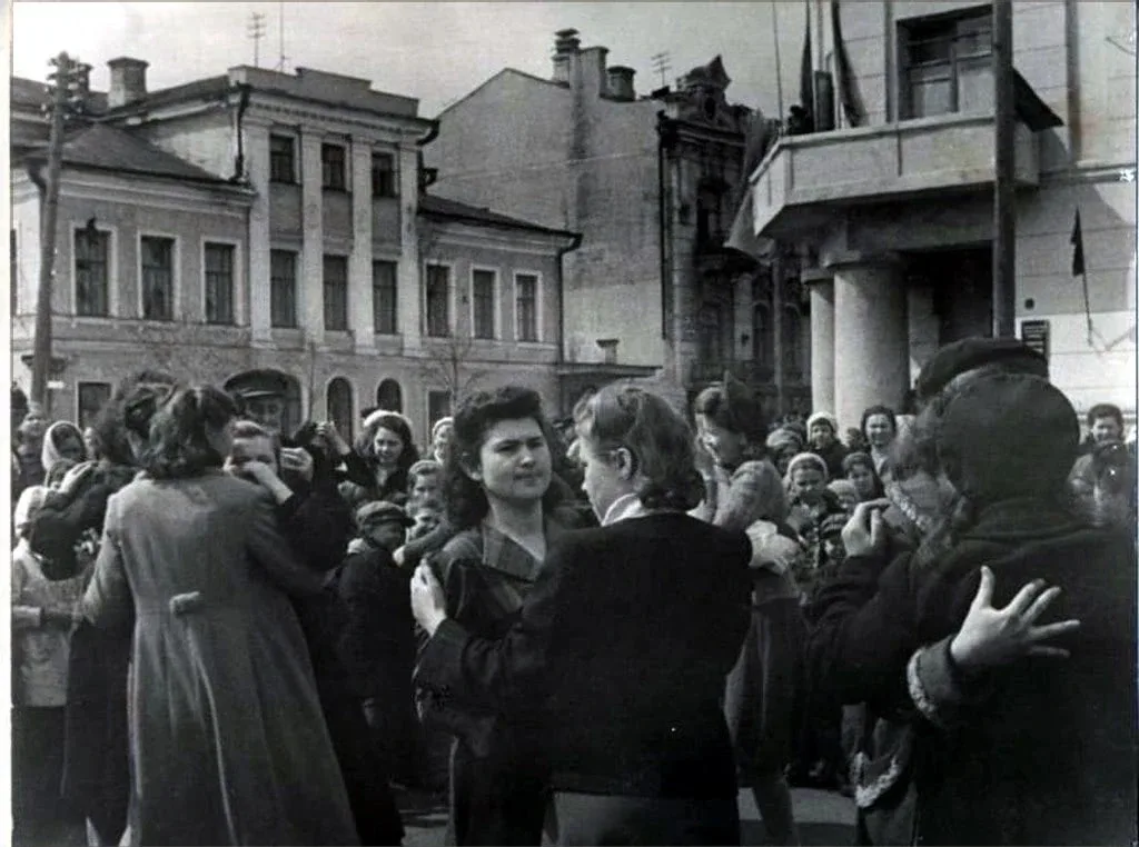 Как праздновали День Победы в Казани в 1945 году?  О капитуляции Германии объявили по радио в ночь с