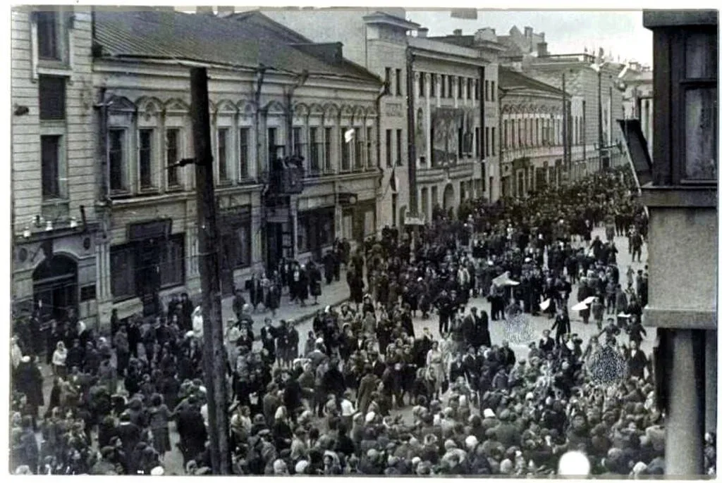 Как праздновали День Победы в Казани в 1945 году?  О капитуляции Германии объявили по радио в ночь с