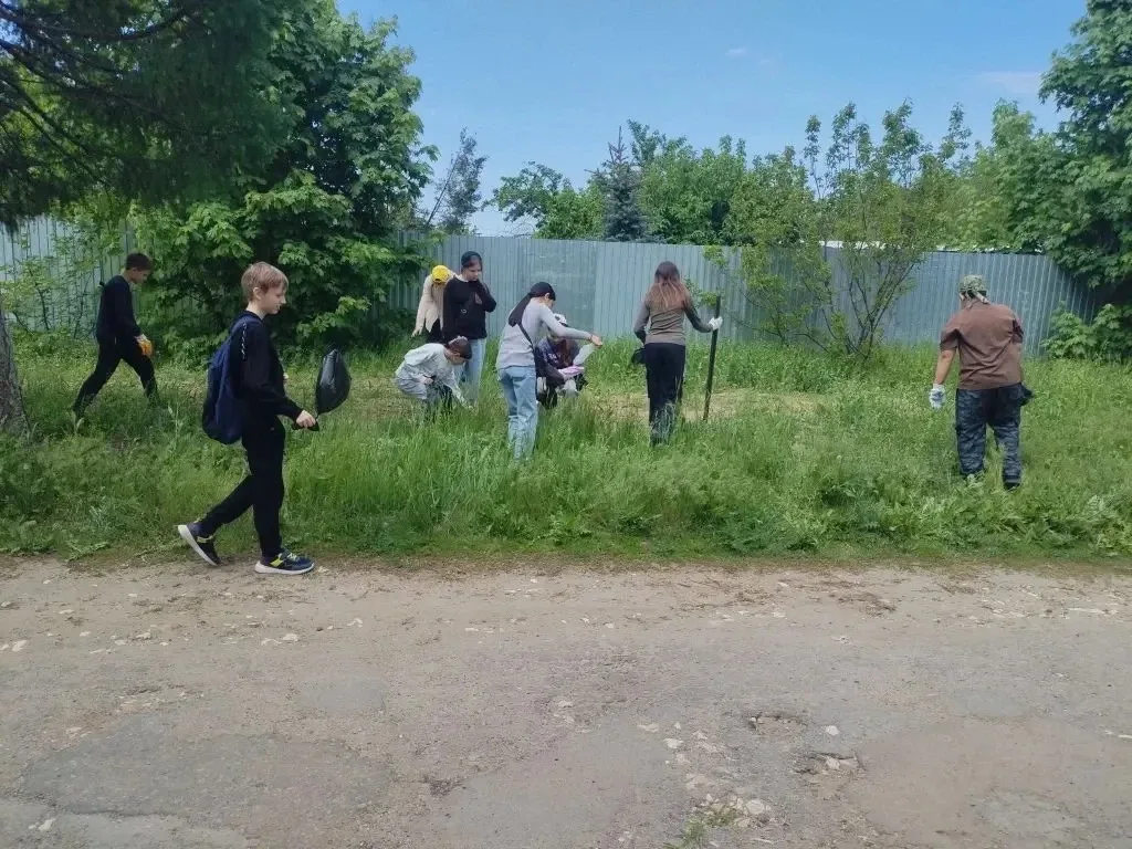 🌿 Добрые дела: наш вклад в экологию    Вчера у наших учеников был необычный и очень полезный день! 👨