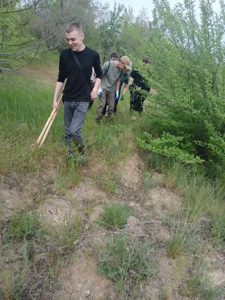 🌿 Добрые дела: наш вклад в экологию    Вчера у наших учеников был необычный и очень полезный день! 👨