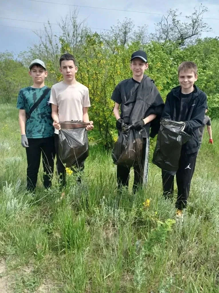 🌿 Добрые дела: наш вклад в экологию    Вчера у наших учеников был необычный и очень полезный день! 👨