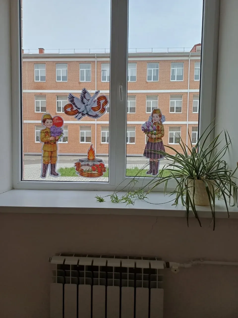 3 «А» класс - с нами!  Наши третьеклассники присоединились к Всероссийской акции «Окна Победы». Ребя