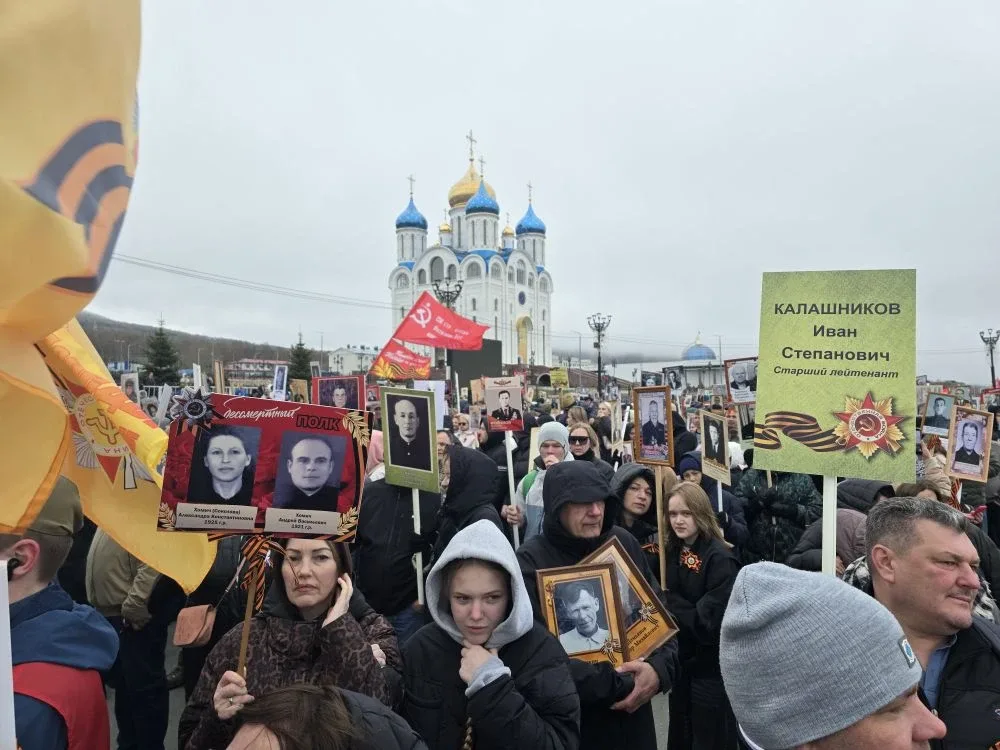 Тысячи сахалинцев и курильчан приняли участие в праздновании Дня Победы.  Среди участников праздничн