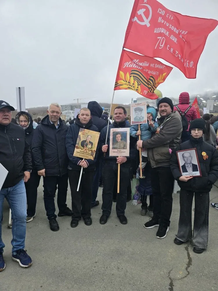 Тысячи сахалинцев и курильчан приняли участие в праздновании Дня Победы.  Среди участников праздничн