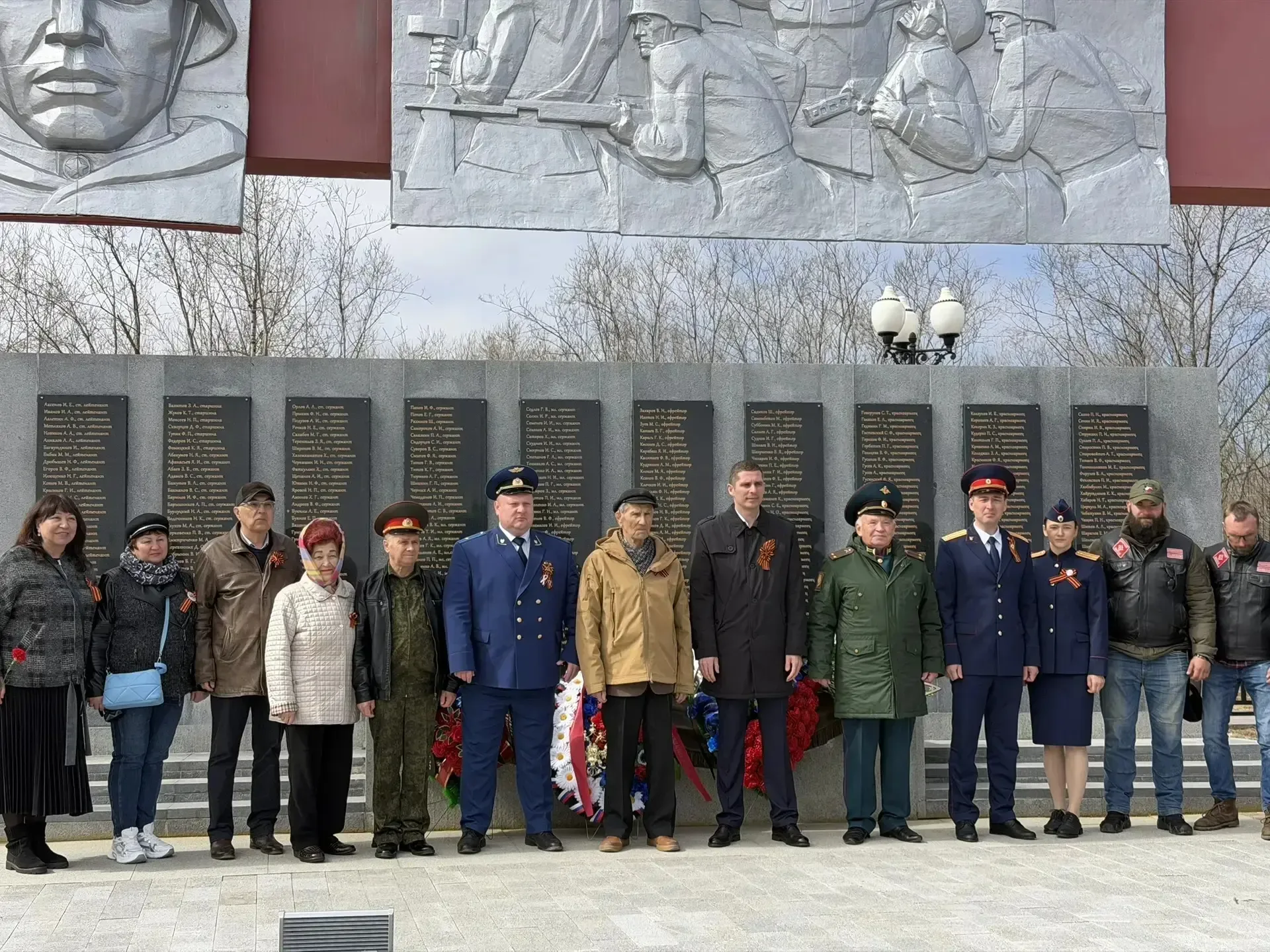 Тысячи сахалинцев и курильчан приняли участие в праздновании Дня Победы.  Среди участников праздничн