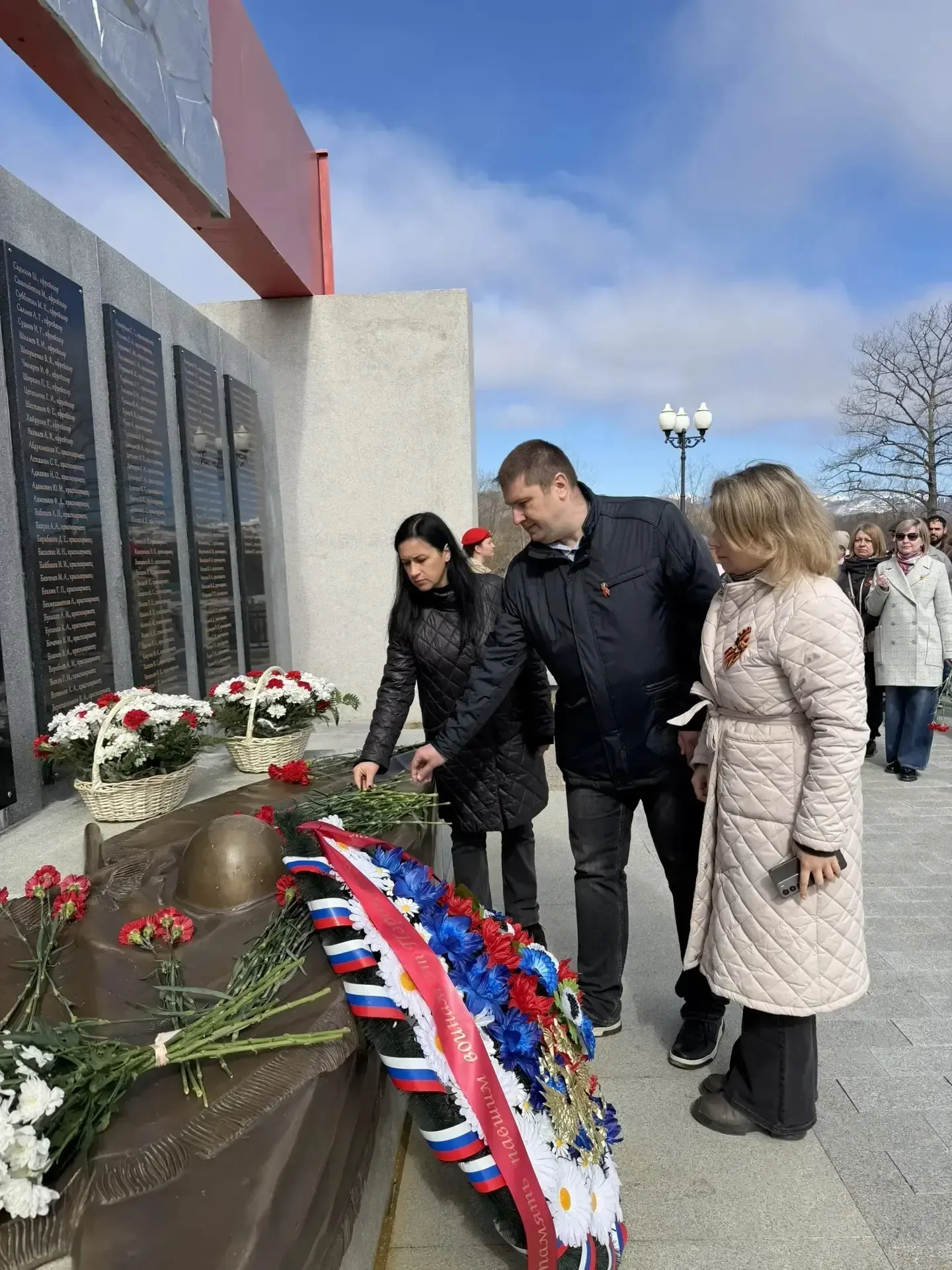 Тысячи сахалинцев и курильчан приняли участие в праздновании Дня Победы.  Среди участников праздничн