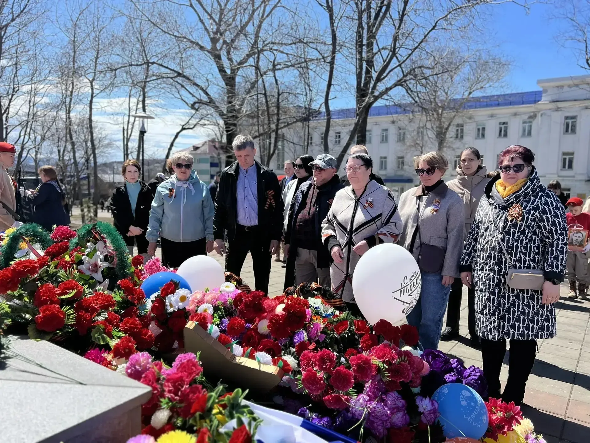 Тысячи сахалинцев и курильчан приняли участие в праздновании Дня Победы.  Среди участников праздничн