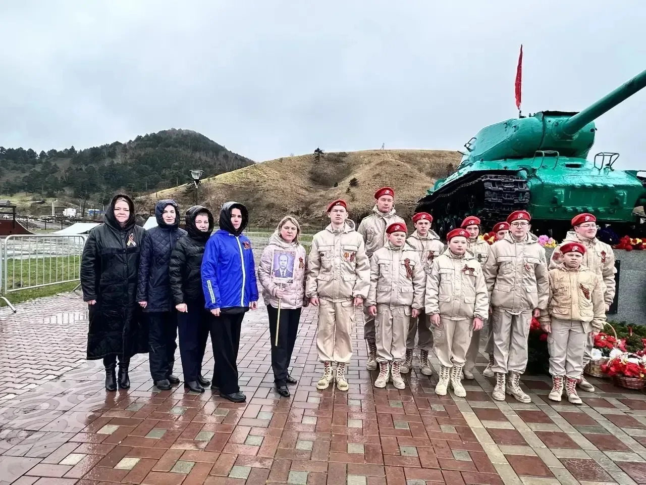Тысячи сахалинцев и курильчан приняли участие в праздновании Дня Победы.  Среди участников праздничн