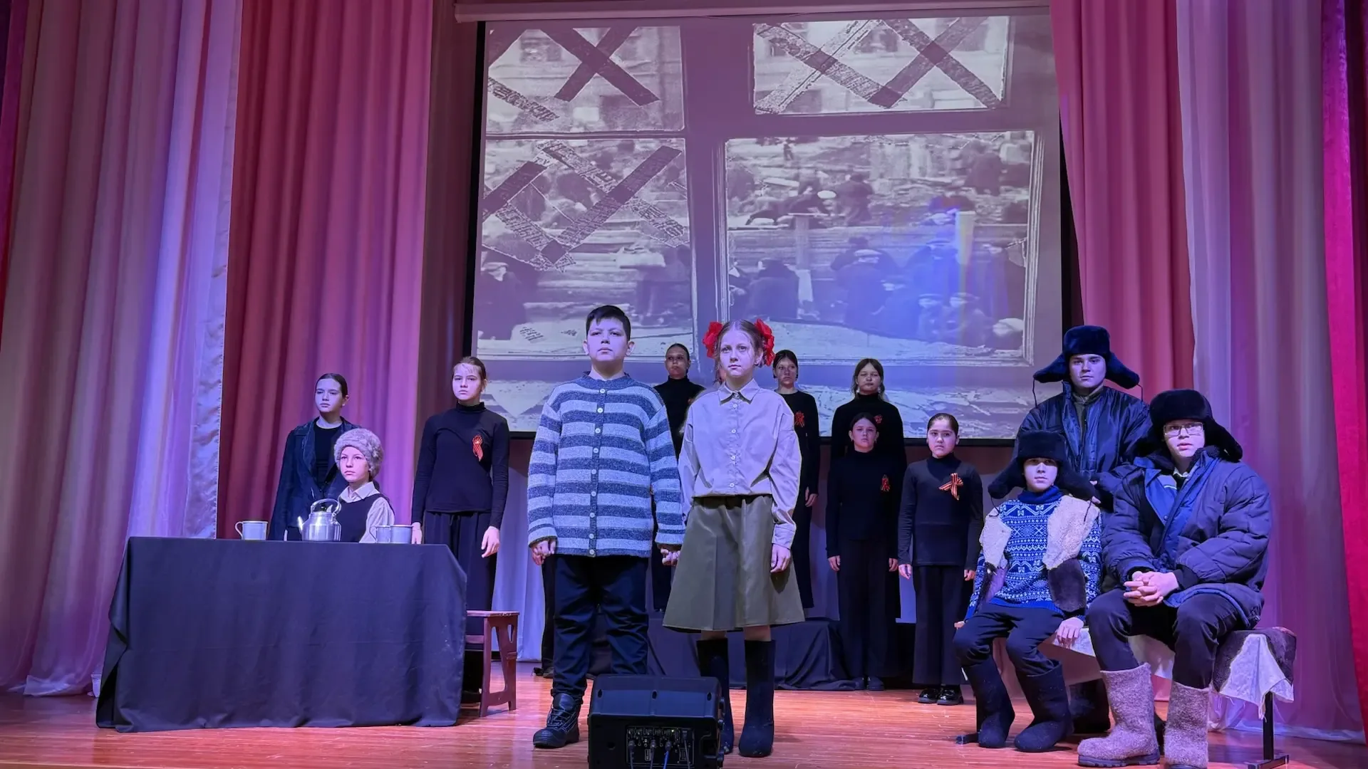 «ДОЛЖНЫ ОСТАТЬСЯ ЖИВЫМИ» 🕯️  Средняя группа театральной мастерской «Отражение» представила спектакль