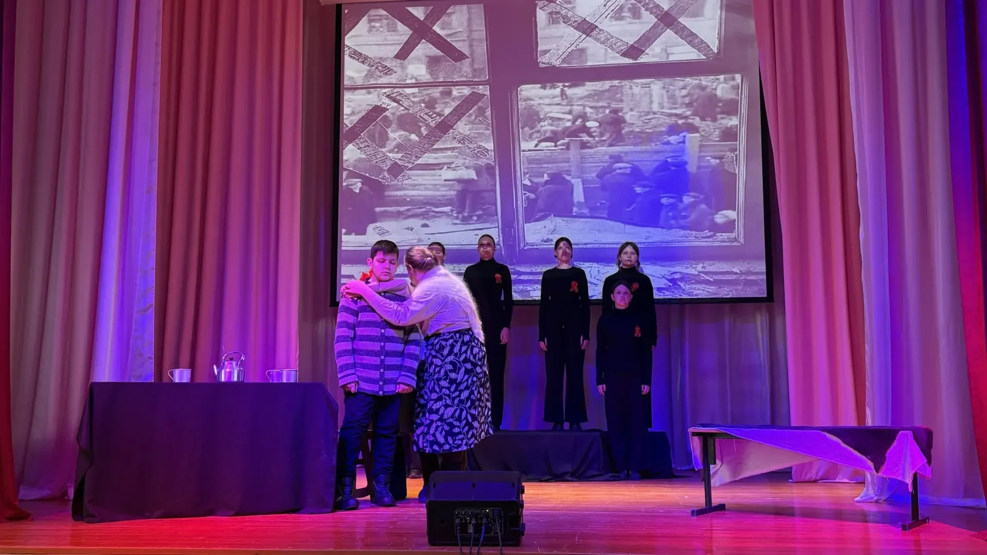 «ДОЛЖНЫ ОСТАТЬСЯ ЖИВЫМИ» 🕯️  Средняя группа театральной мастерской «Отражение» представила спектакль