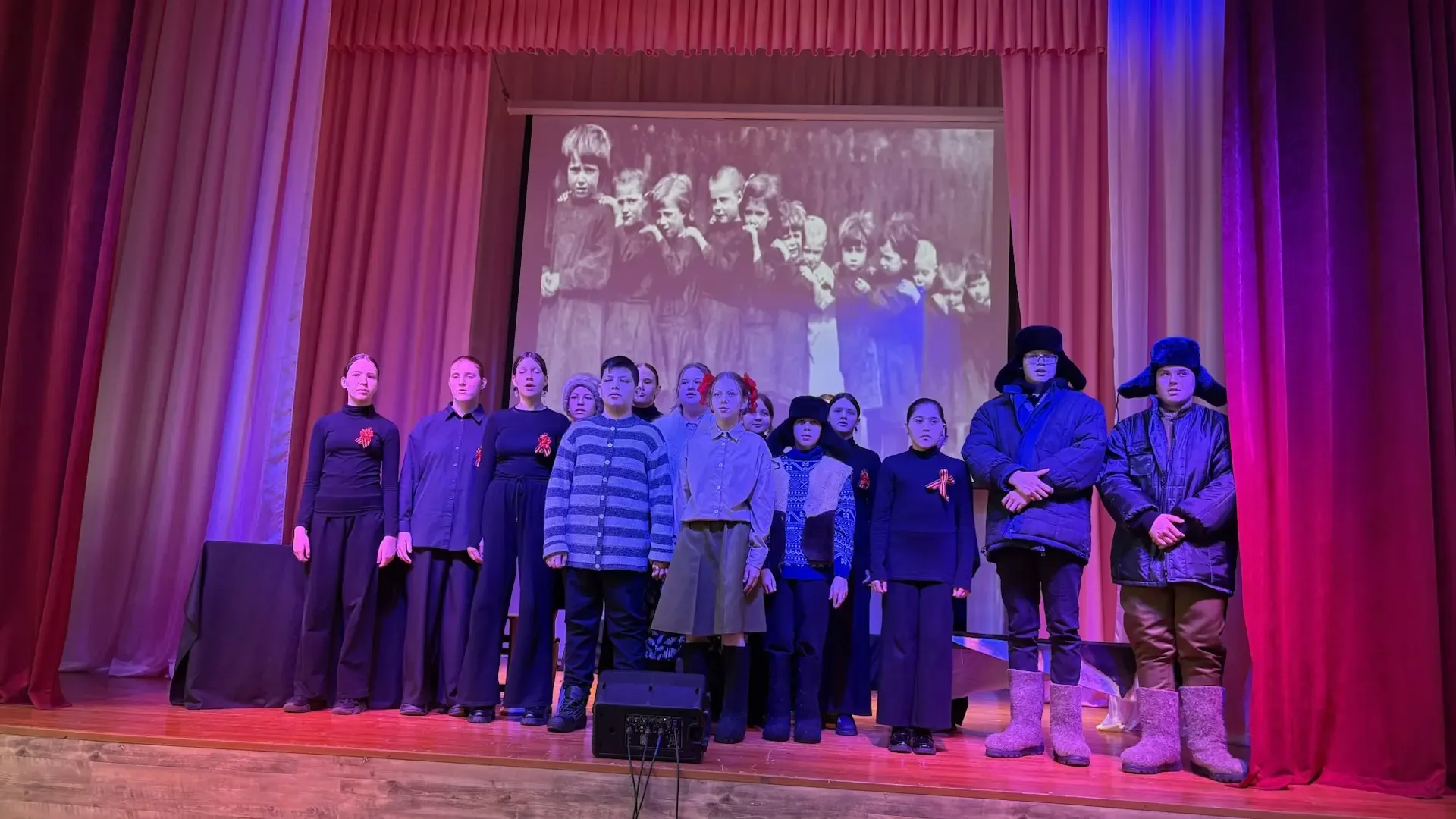 «ДОЛЖНЫ ОСТАТЬСЯ ЖИВЫМИ» 🕯️  Средняя группа театральной мастерской «Отражение» представила спектакль