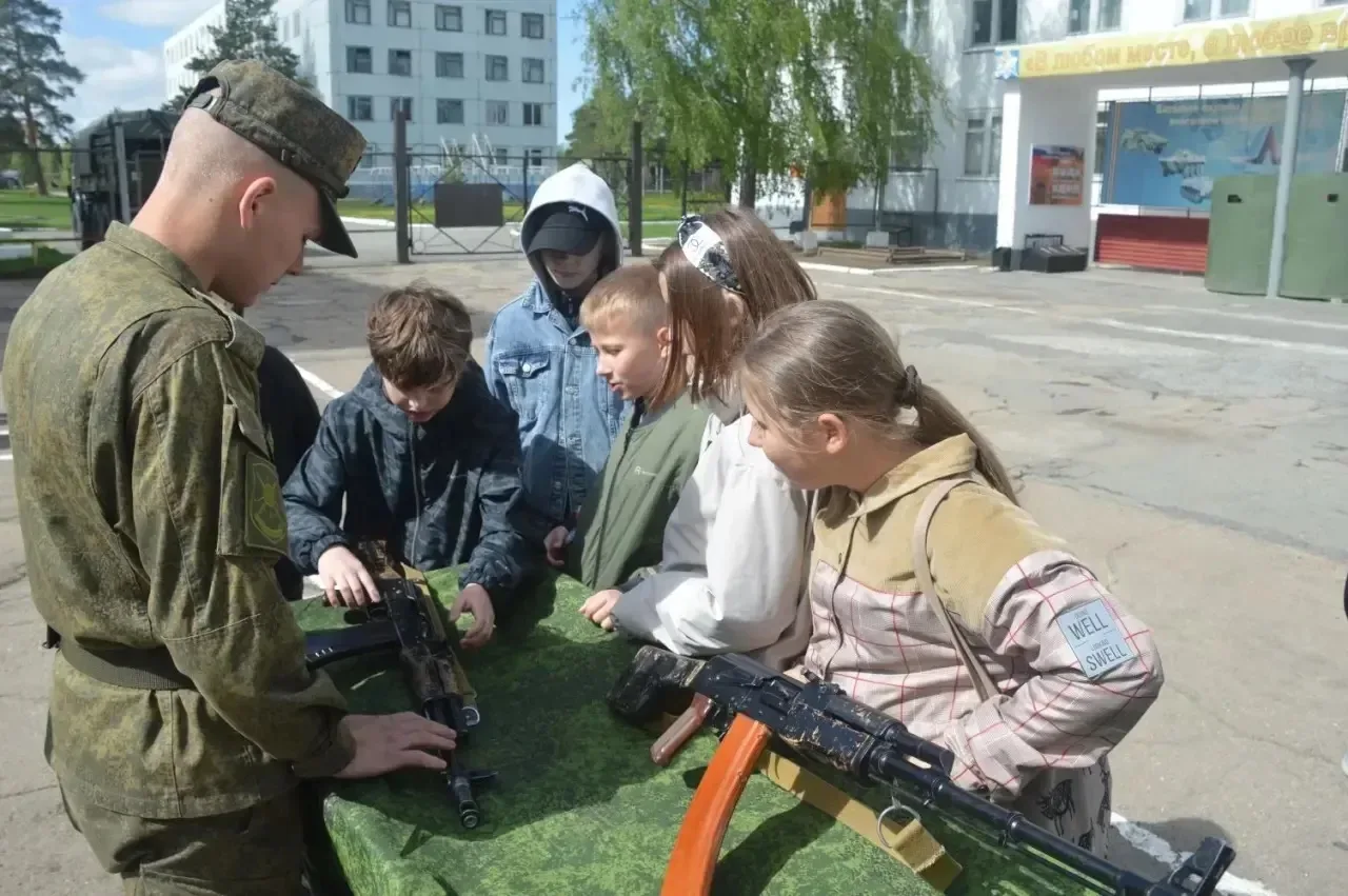 В рамках мероприятий, посвященных Дню Победы ученики 5в класса нашего лицея посетили войсковую часть
